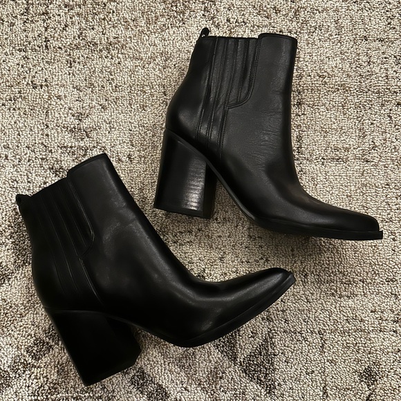 Marc Fisher Black Leather Bootie EXCELLENT CONDITION Size 7M - Picture 1 of 7